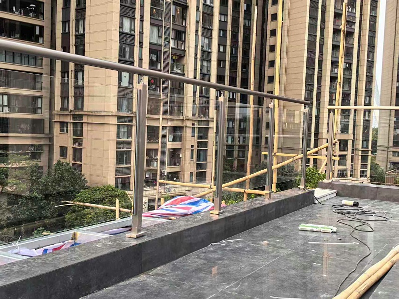 星空电竞·(中国区)官方网站小区露台玻璃护栏案例